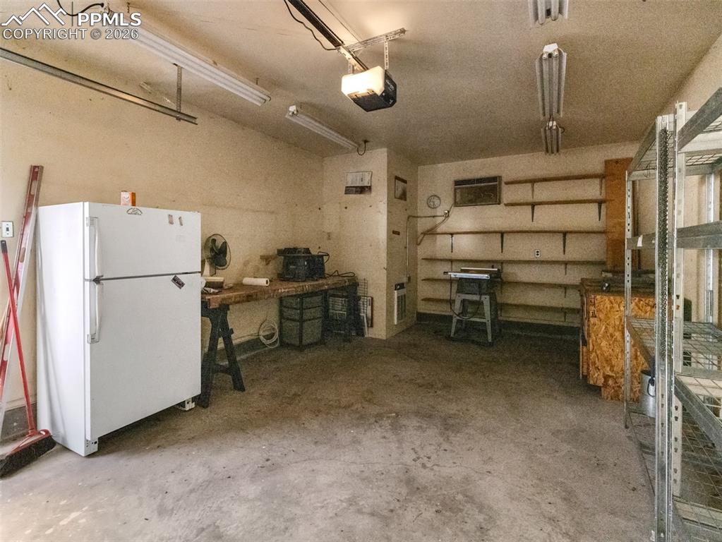 Image 24 of 29: Garage