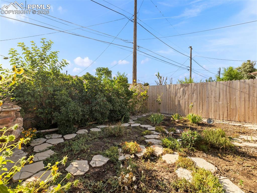 Image 25 of 29: Yard