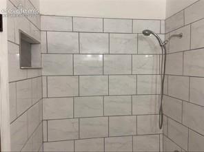 Image 10 of 11: Bathroom