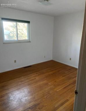 Image 9 of 11: Bedroom