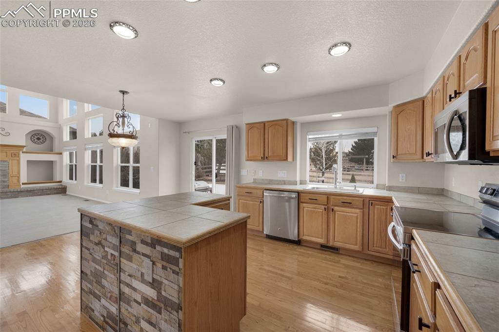 Image 11 of 46: Kitchen