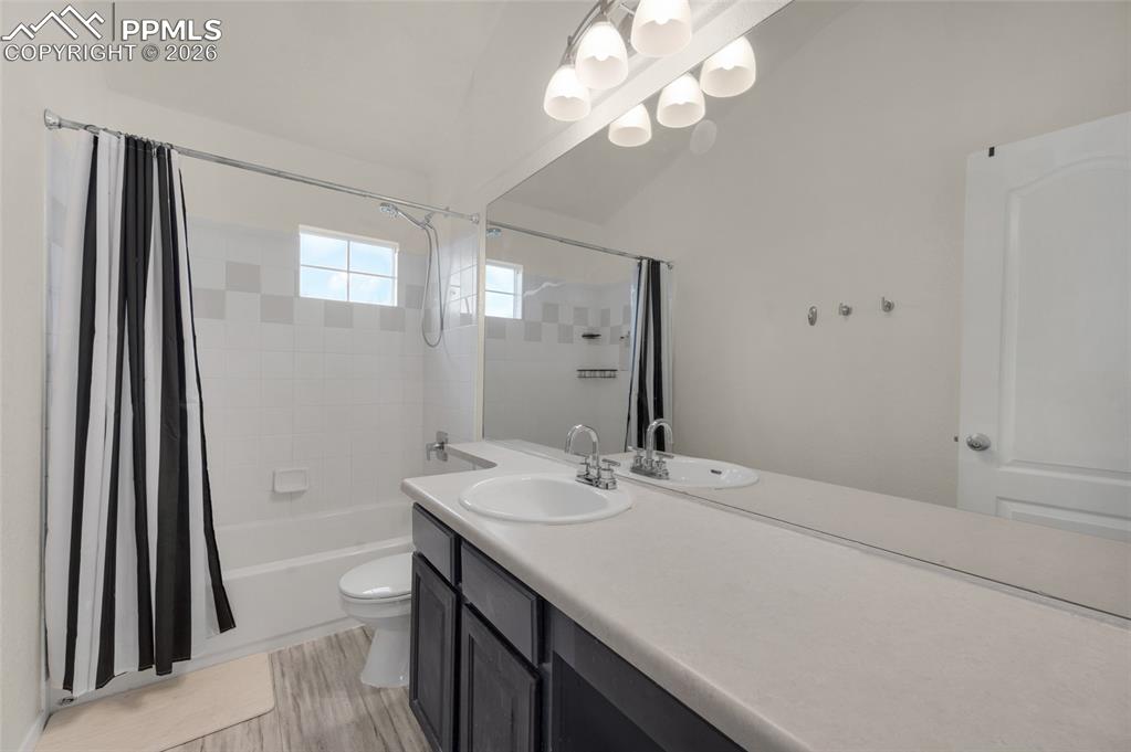 Image 26 of 46: Bathroom