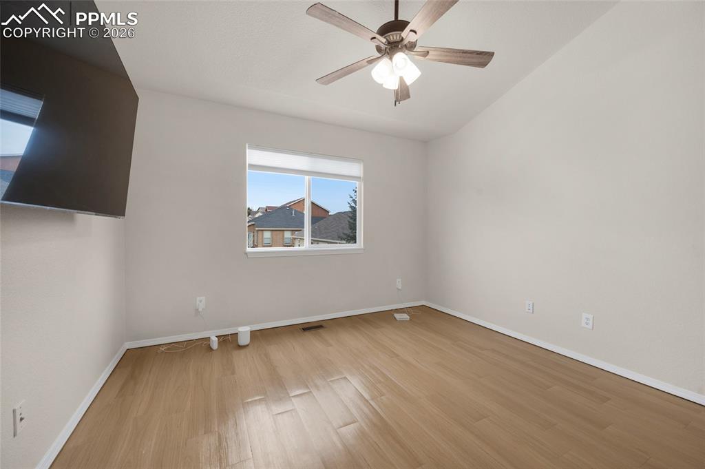 Image 27 of 46: Bedroom