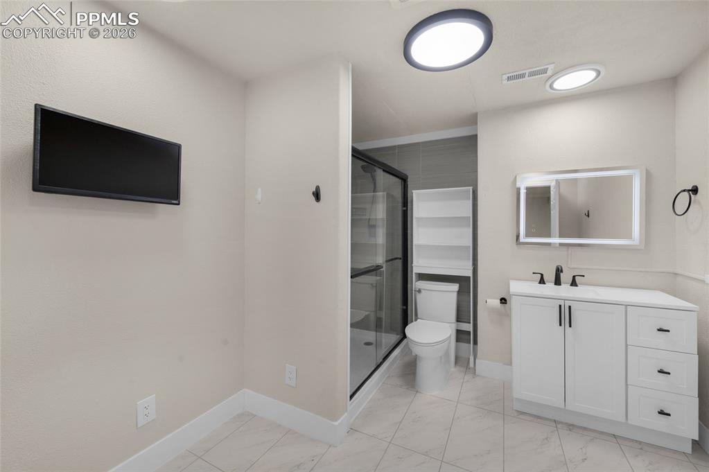 Image 34 of 46: Bathroom