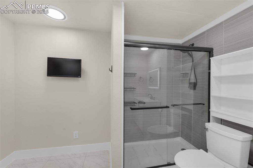 Image 35 of 46: Bathroom