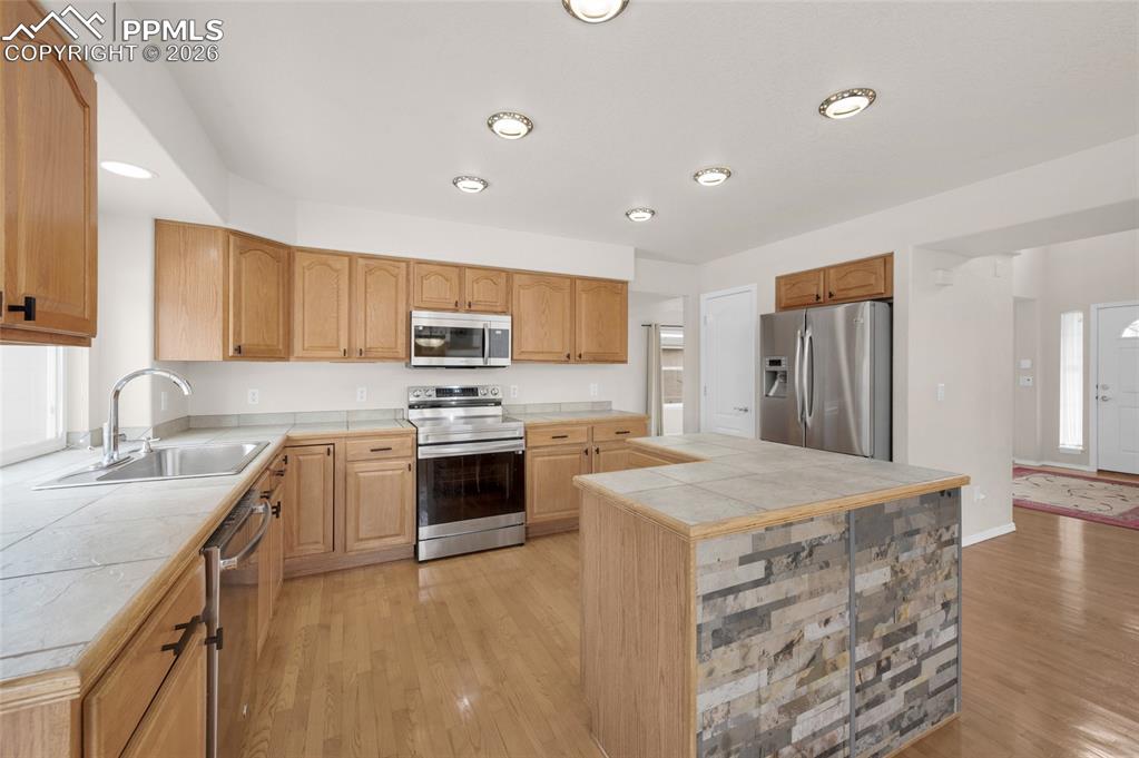 Image 9 of 46: Kitchen