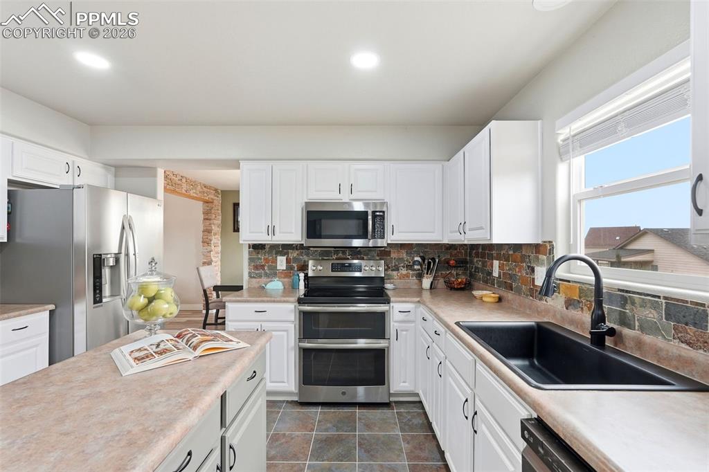 Image 10 of 50: Kitchen