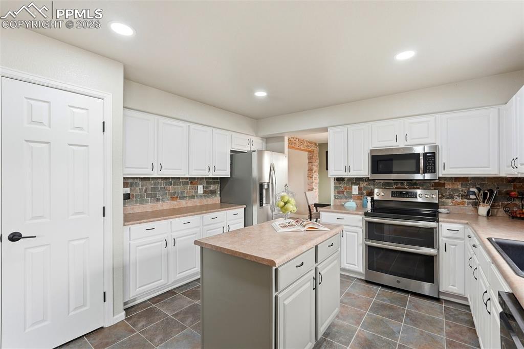 Image 11 of 50: Kitchen