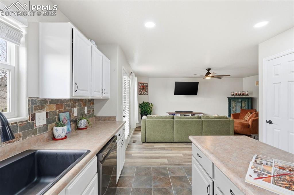 Image 14 of 50: Kitchen