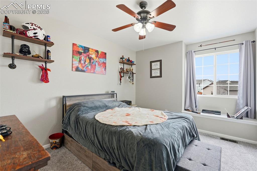 Image 27 of 50: Bedroom