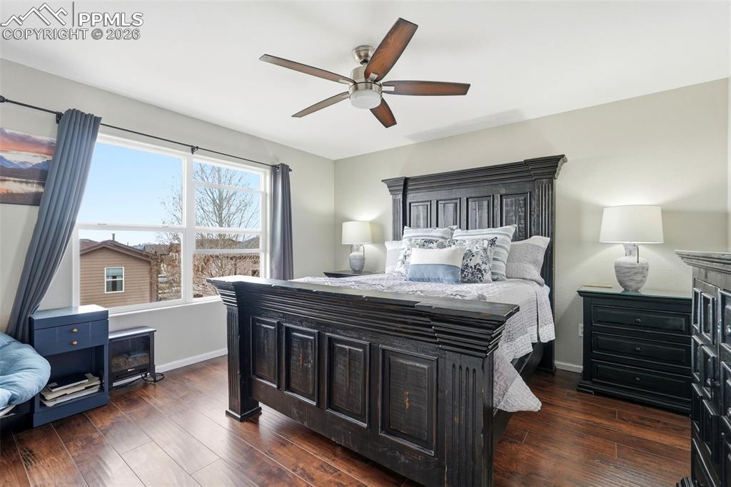 Image 30 of 50: Bedroom