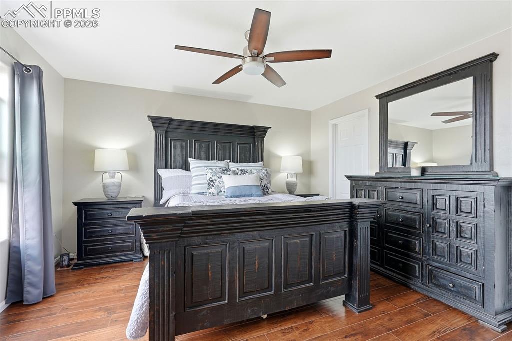 Image 31 of 50: Bedroom