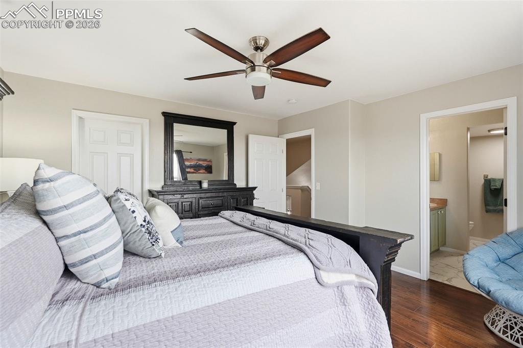 Image 32 of 50: Bedroom