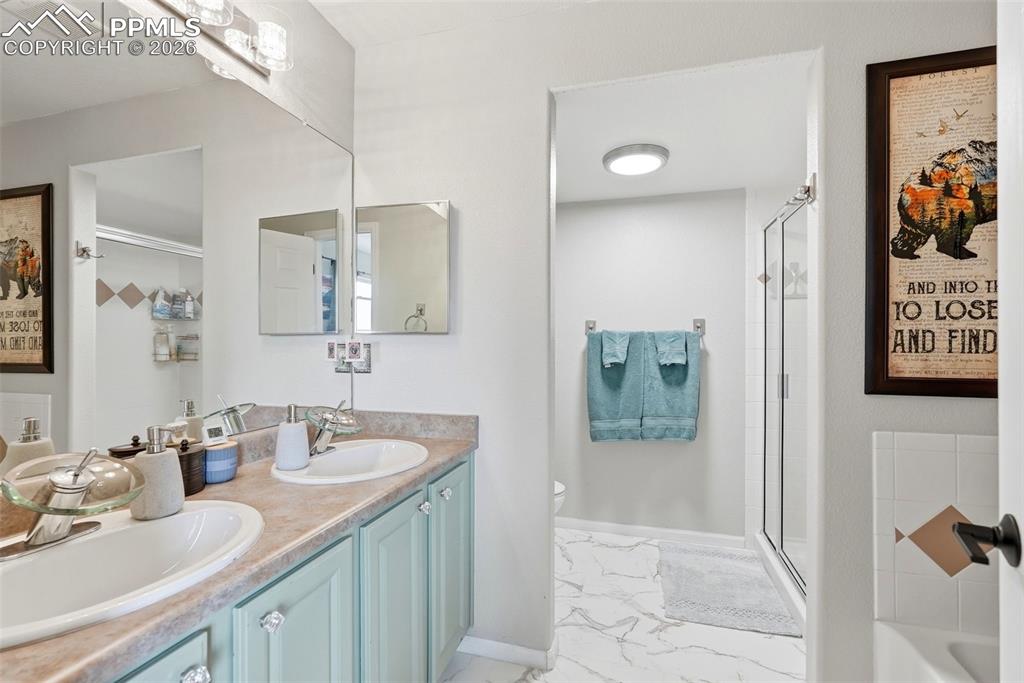 Image 33 of 50: Bathroom