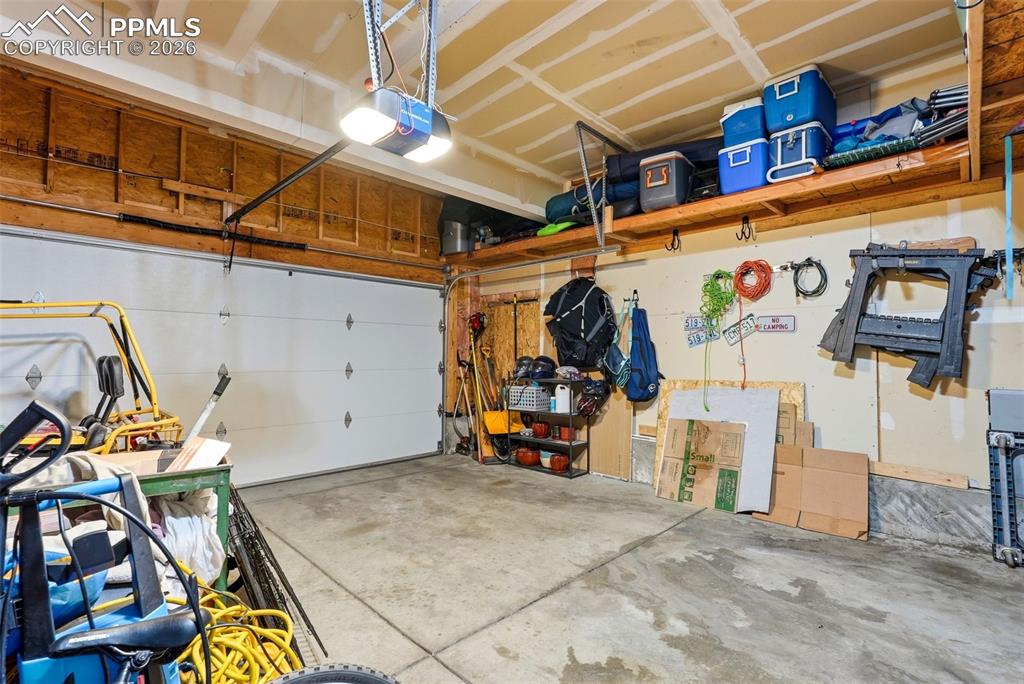 Image 40 of 50: Garage