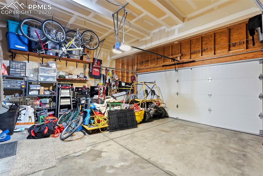 Image 42 of 50: Garage