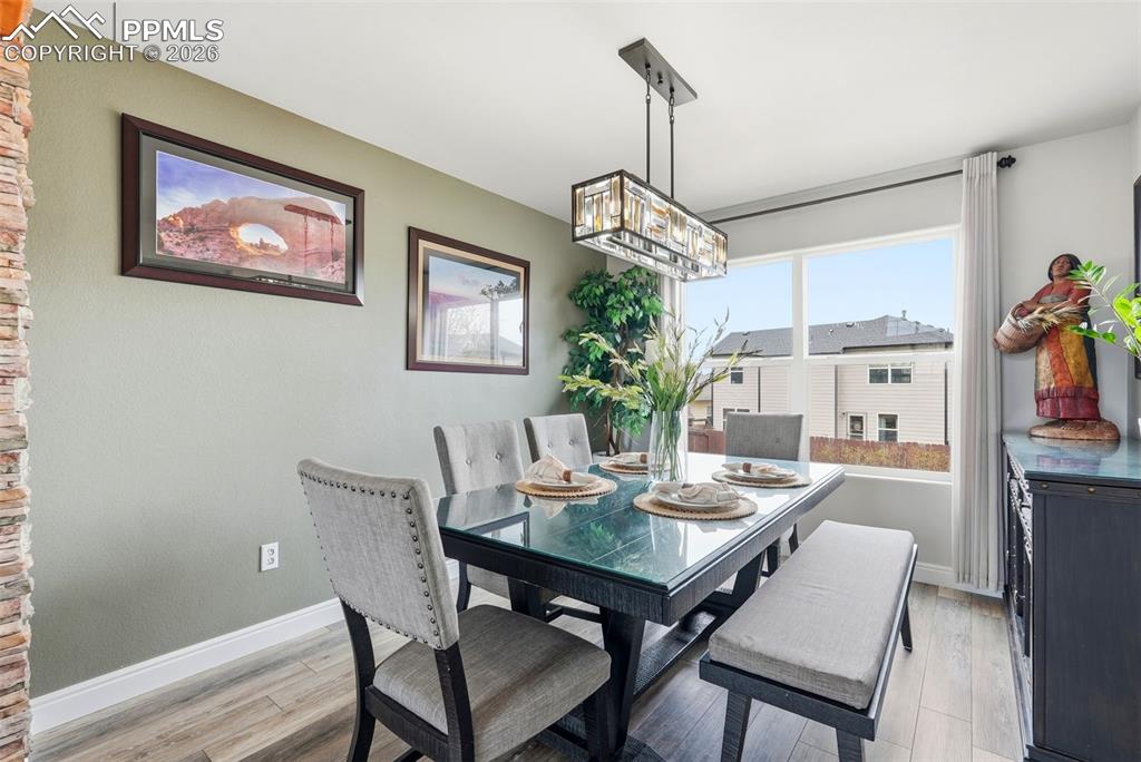 Image 5 of 50: Dining Area