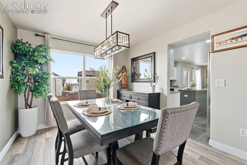 Image 7 of 50: Dining Area