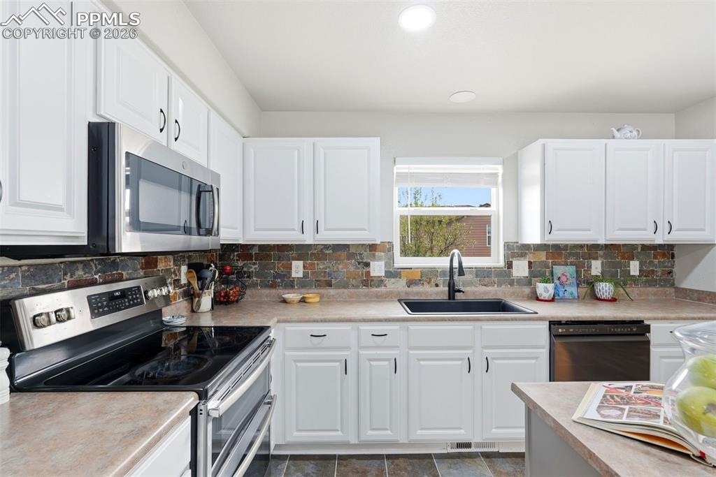 Image 9 of 50: Kitchen