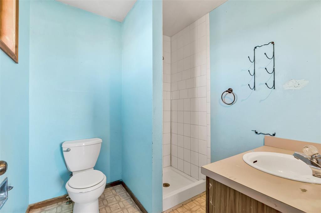 Image 16 of 35: Bathroom