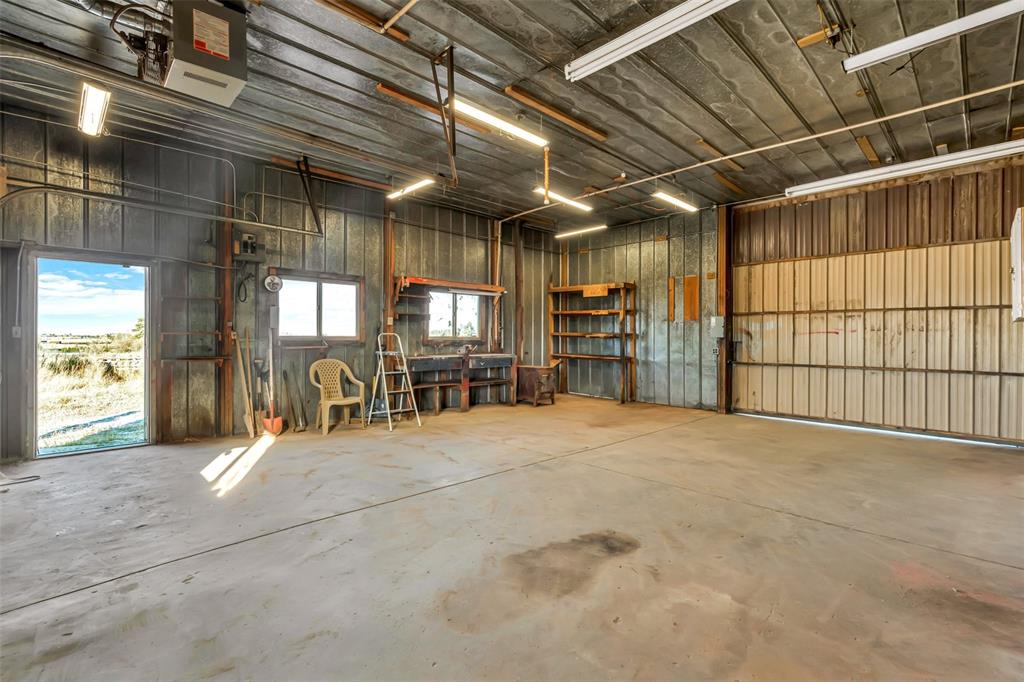 Image 22 of 35: Garage