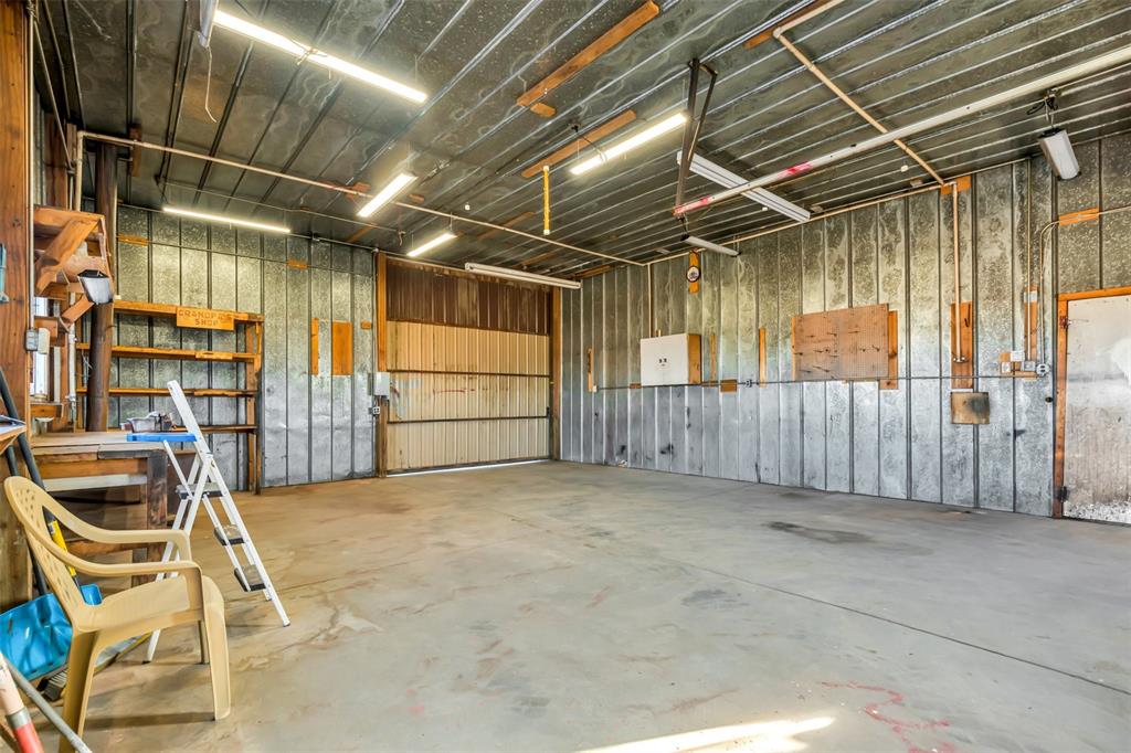 Image 23 of 35: Garage