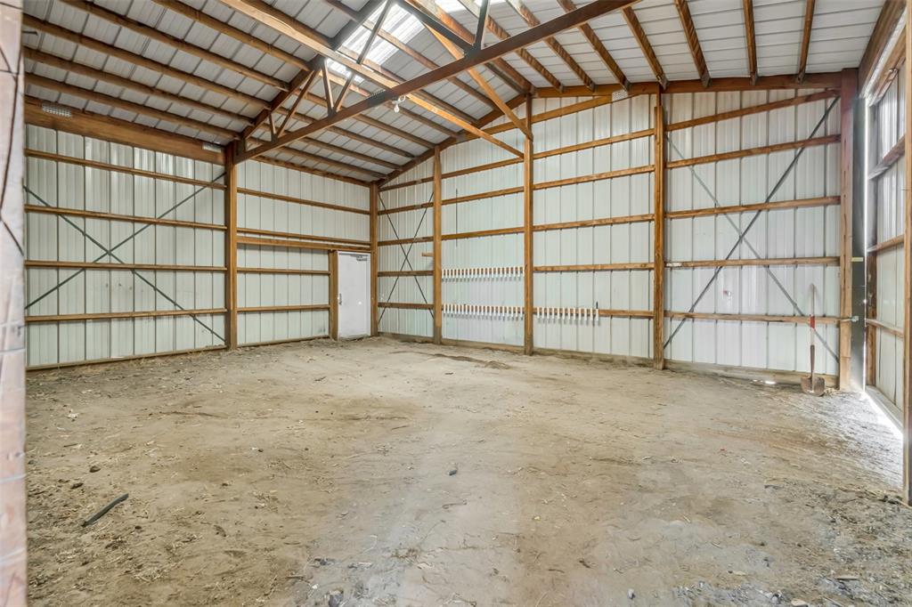 Image 24 of 35: Garage