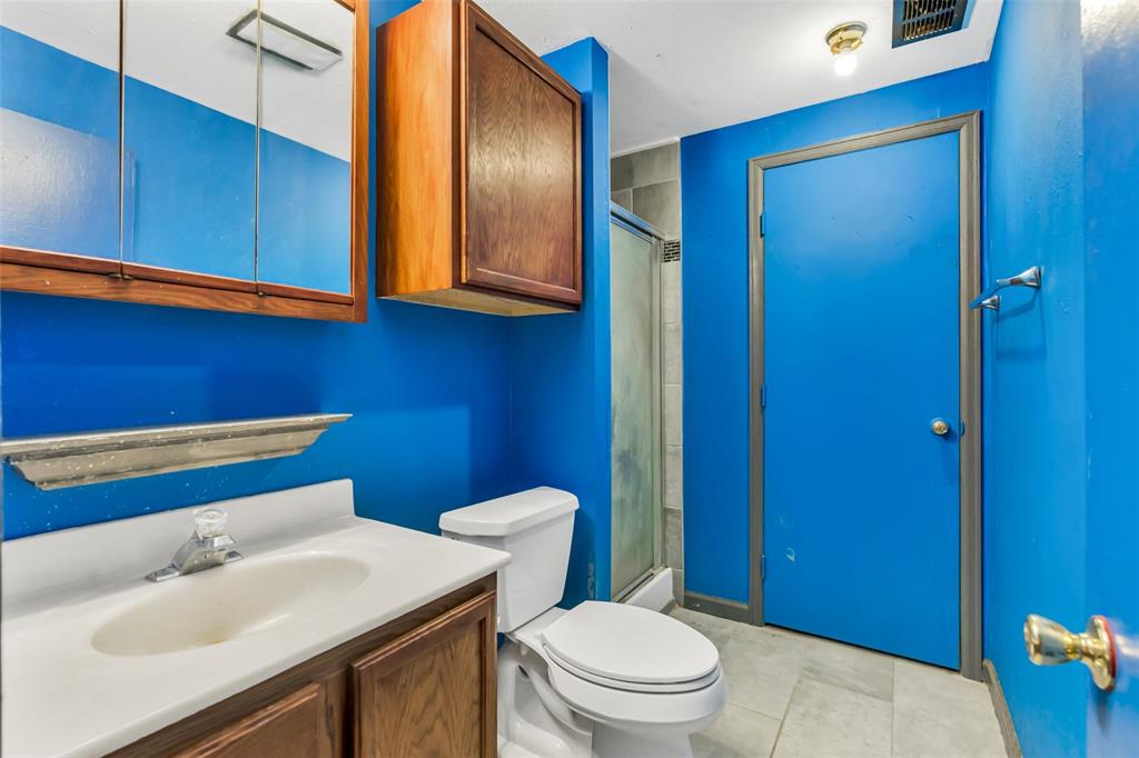 Image 26 of 35: Bathroom