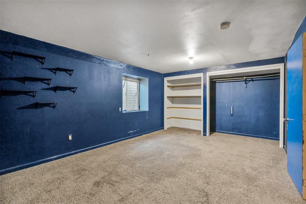 Image 29 of 35: Bedroom