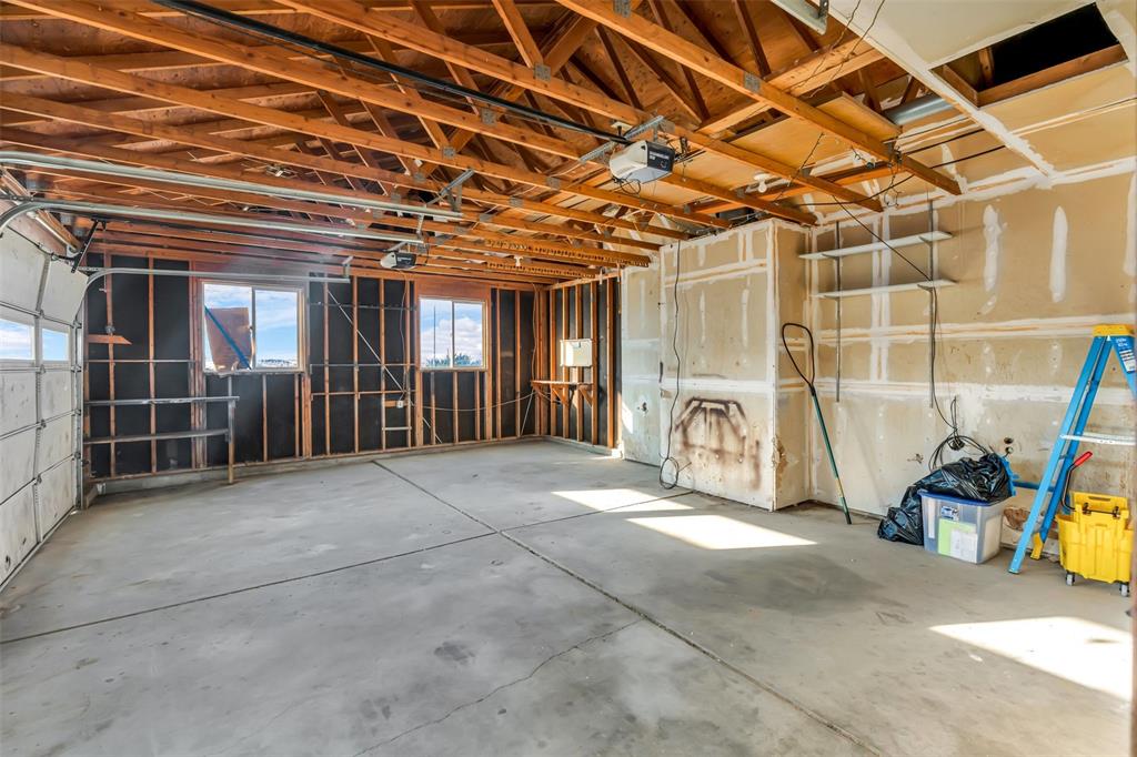 Image 32 of 35: Garage