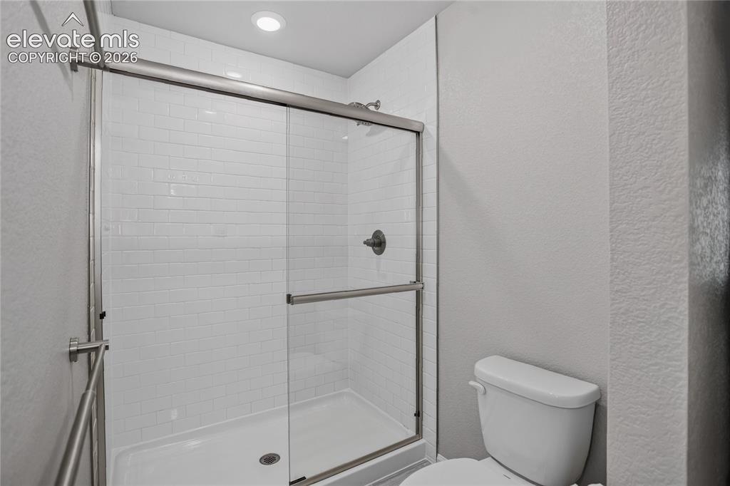 Image 14 of 16: Bathroom