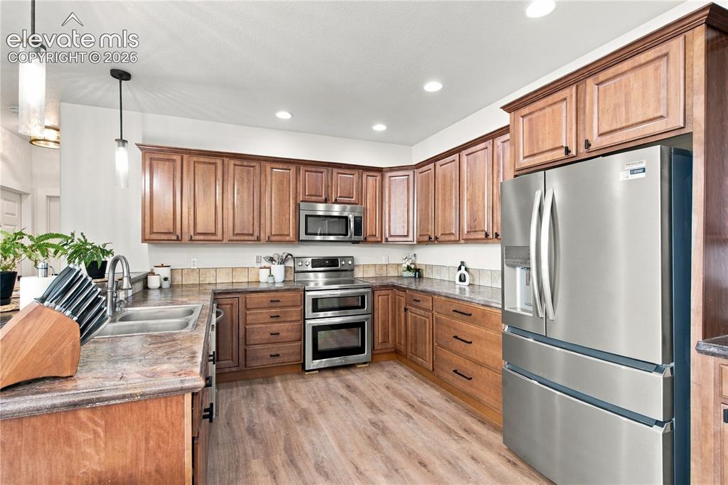 Image 7 of 22: Kitchen