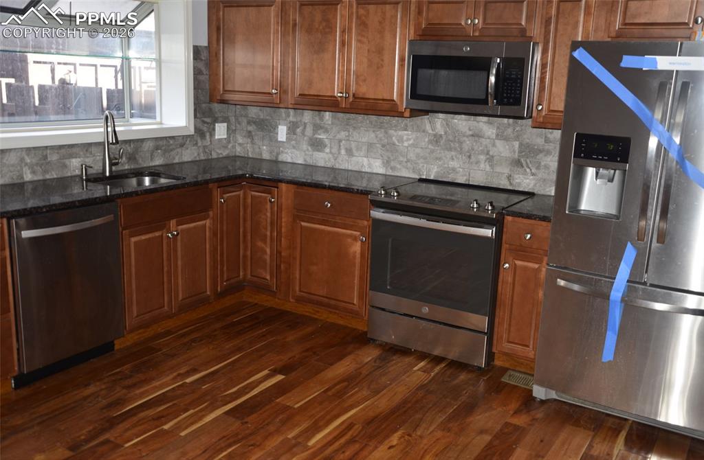 Image 3 of 14: Living Room