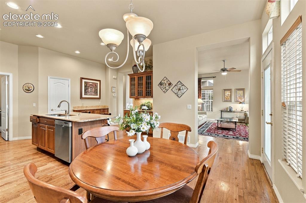 Image 13 of 42: Dining Area