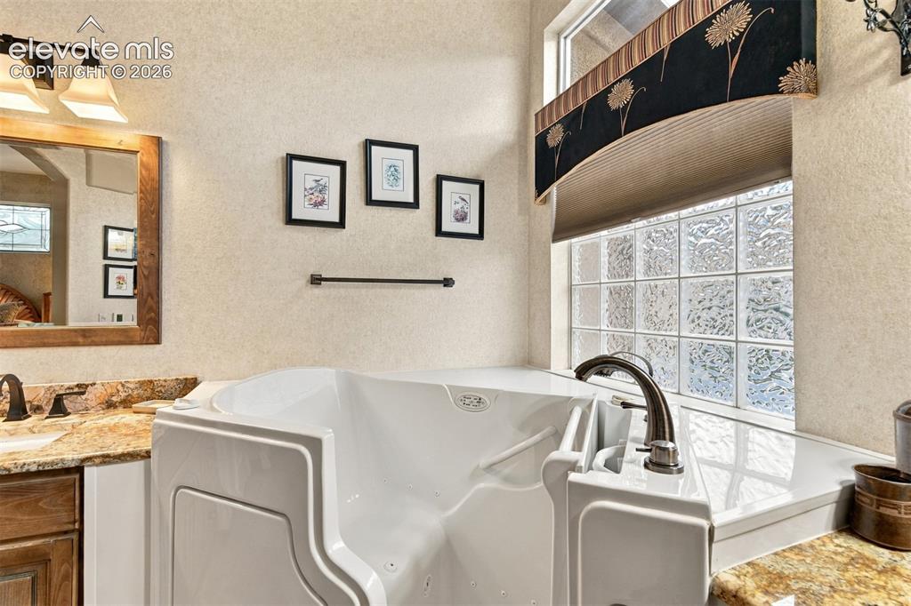 Image 19 of 42: Bathroom