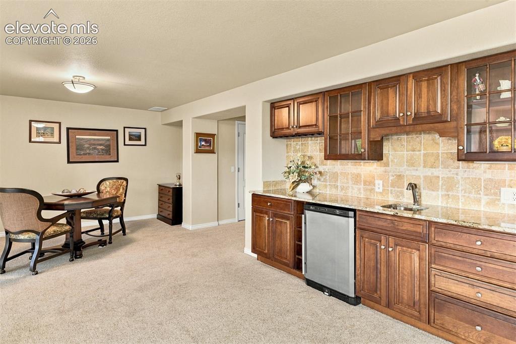 Image 30 of 42: Wet Bar