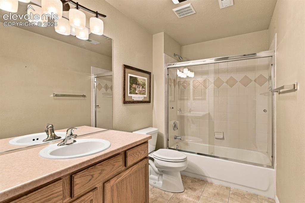 Image 35 of 42: Bathroom