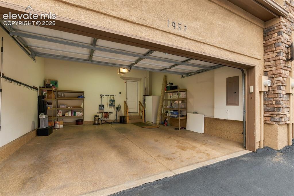 Image 40 of 42: Garage