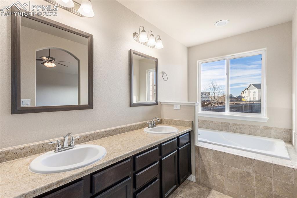 Image 16 of 33: Bathroom