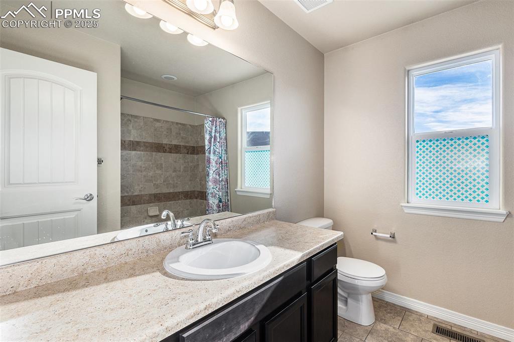 Image 20 of 33: Bathroom