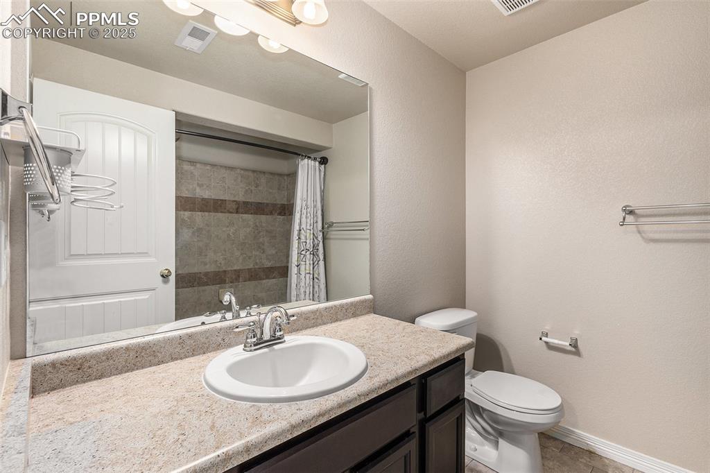 Image 26 of 33: Bathroom