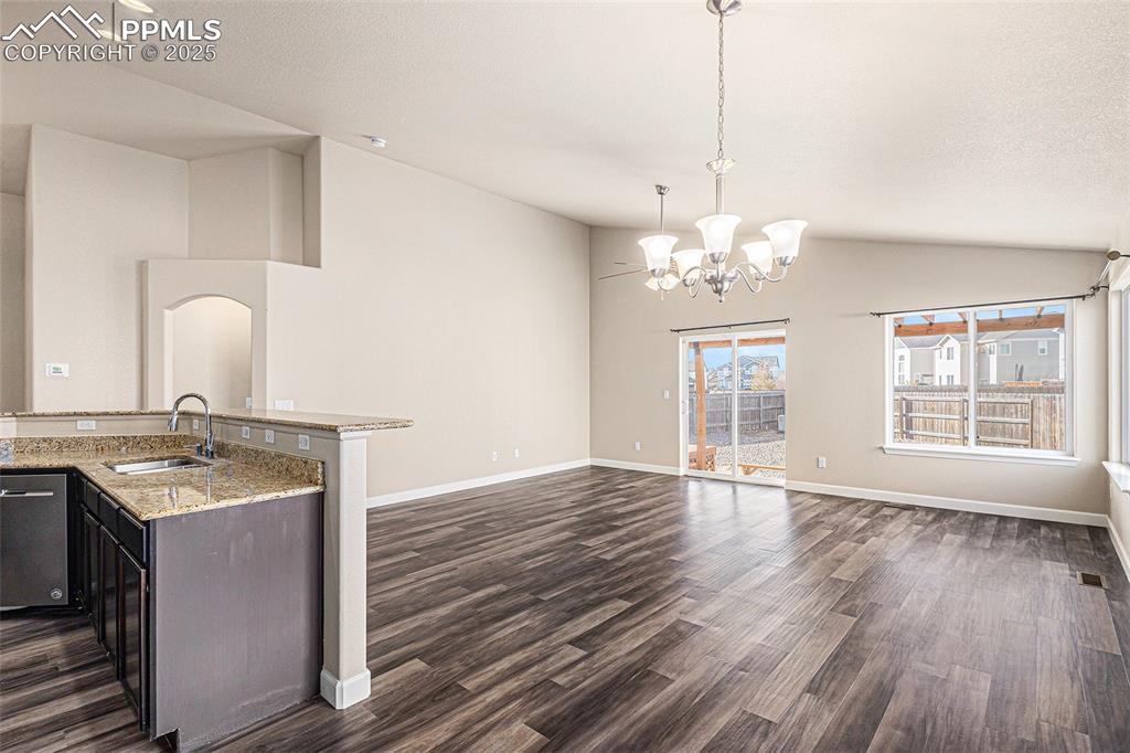 Image 7 of 33: Kitchen