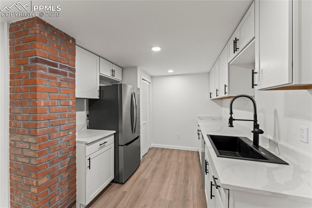 Image 14 of 25: Kitchen