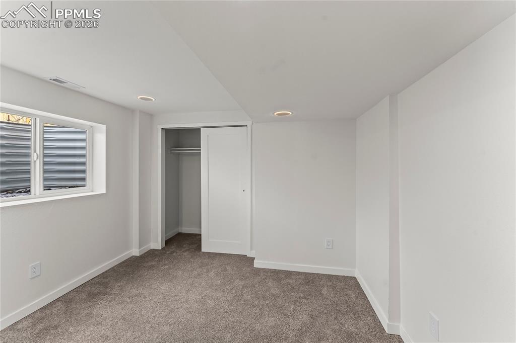 Image 19 of 25: Bedroom