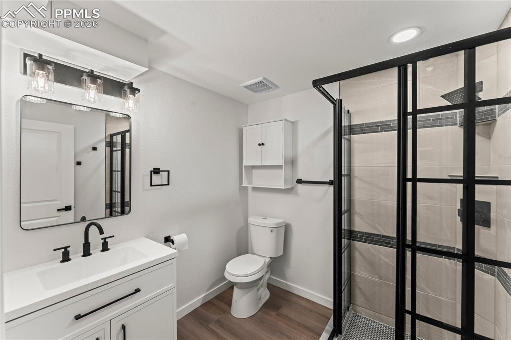 Image 22 of 25: Bathroom