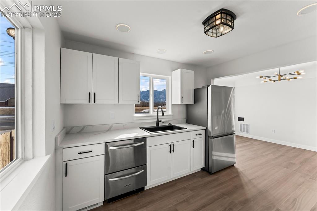 Image 6 of 25: Kitchen