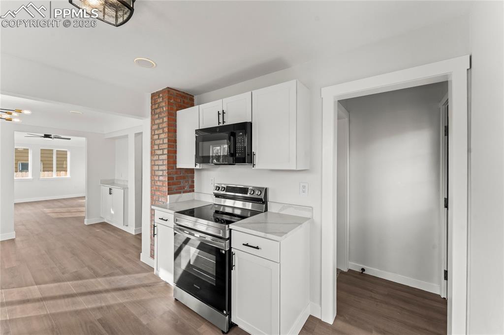 Image 7 of 25: Kitchen