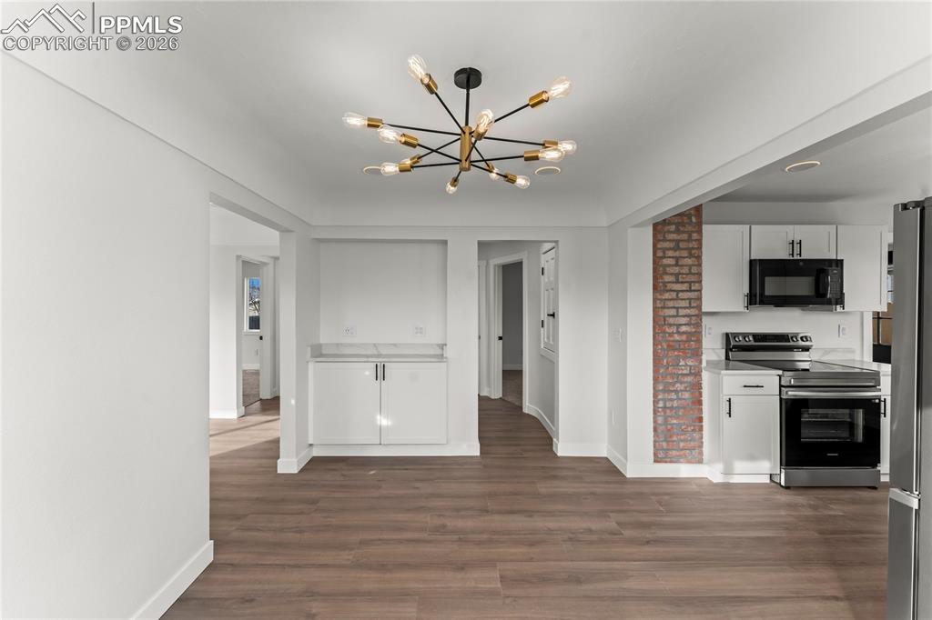 Image 9 of 25: Kitchen