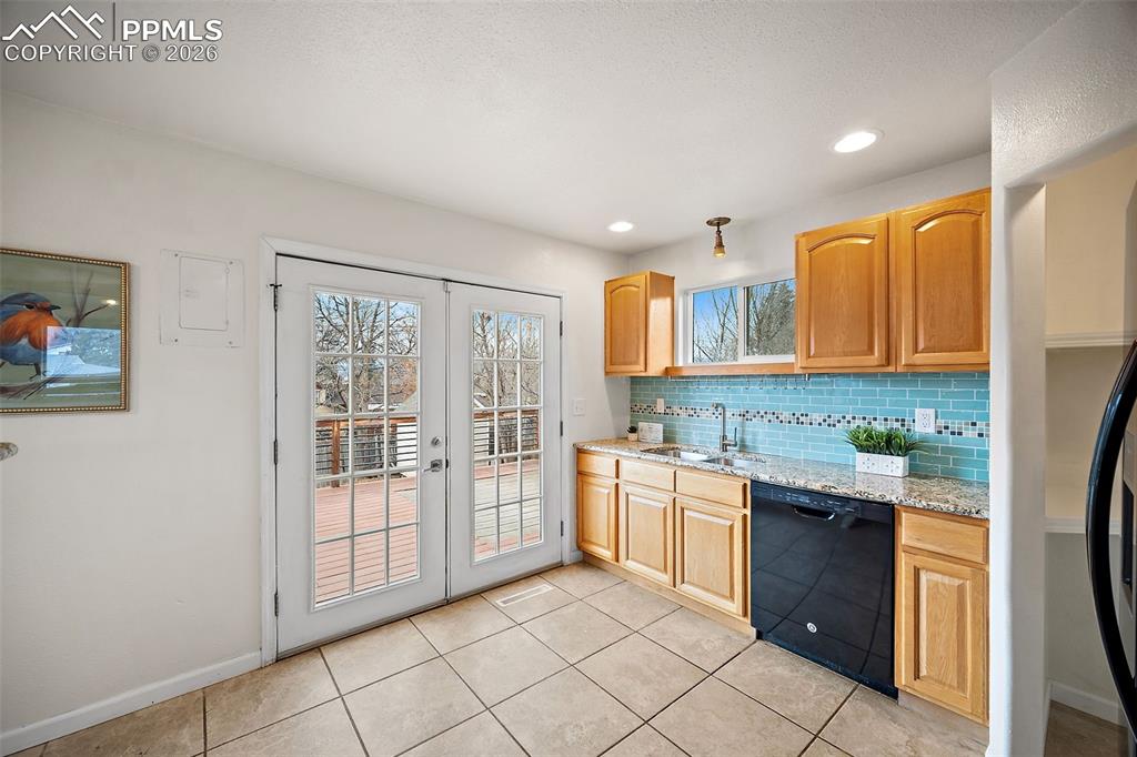 Image 14 of 48: Kitchen