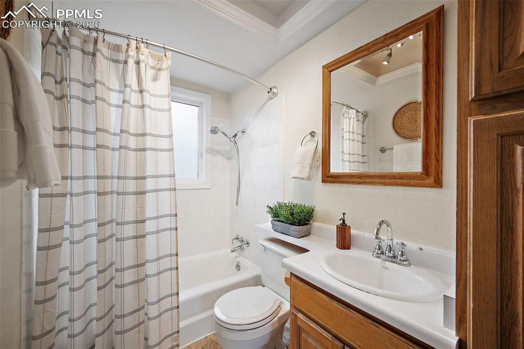 Image 18 of 48: Bathroom